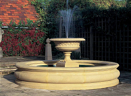 Фигура в центре фонтана