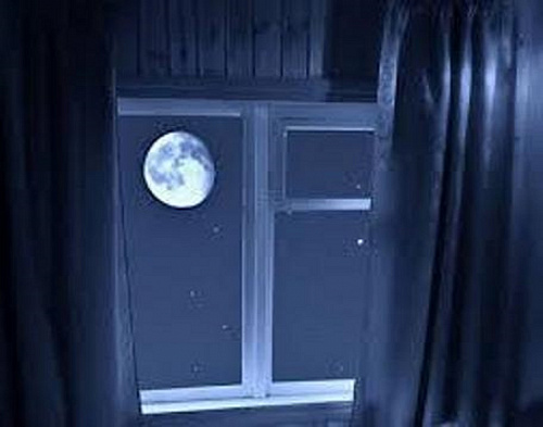 Что значит Месяц полный светит в окно во сне