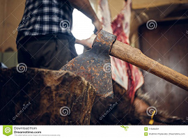 Мясника с топором или ножом в руках - фото №3