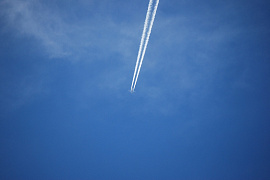 Следы от самолета в небе перекрещиваются