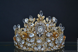 Надевать корону из золота с камнями - фото №16