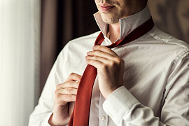 Развязывать галстук
