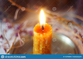 Зажигать свечи восковые