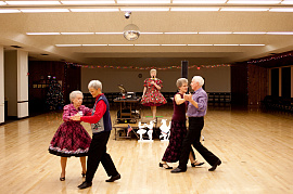 Танцующие пожилые люди