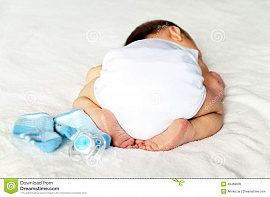 Младенца с обмаранными пеленками - фото №3