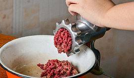 Прокрутить мясо на мясорубке (мясорубка) - фото №1