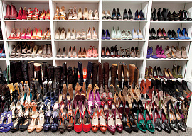 Много разной обуви