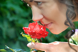 Нюхать аромат цветов - фото №3