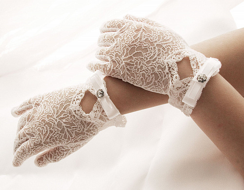 Что значит Мерить бархатные, красивые перчатки во сне