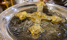Пить во сне святую воду из рук святых - фото №1