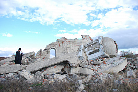 Разрушение церквей и домов - фото №1