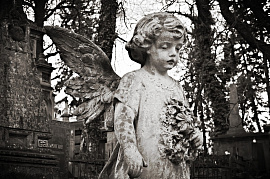 Ребенок на кладбище