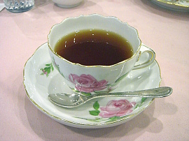 Доливать чай в чашки - фото №5