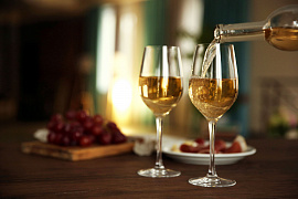 Разливать вино в бокалы