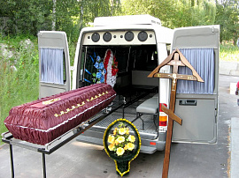 Гроб, катафалк, похоронные дроги - фото №1
