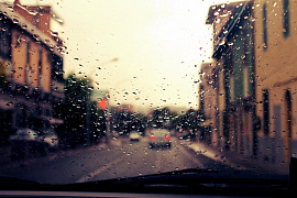 Дождь за окном на улице - фото №1