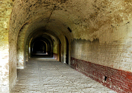 Красные туннели, коридоры, стены - фото №13