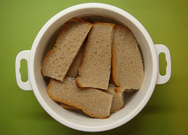 Размачивать хлеб в воде