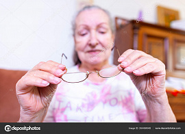 Пожилой человек закрыл глаза или надел очки - фото №8