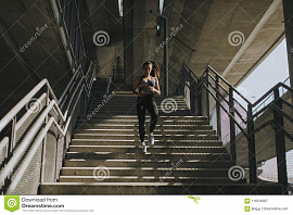 Лестница, спускаться вниз - фото №1