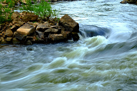 Бурная река, с быстрым течением - фото №2