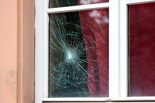 Что значит Разбить окно или стеклянную дверь во сне