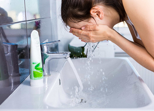 Что значит Мыть водой лицо во сне