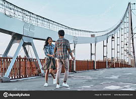 Взявшись с кем-то за руки, поднимаешься на мост - фото №1